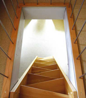 Raumspartreppe in massiver Buche. Platzsparende Treppenkonstruktionen in vielen verschiedenen Varriationen erhalten Ihnen ntzlichen Wohnraum.