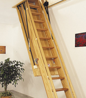 Leitertreppe aus massiver Buche und Kiefer. Automatikfunktion mit Elektroantrieb, platzsparend, da nur bei Bedarf ausgeklappt