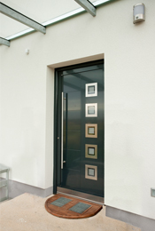 Aluminium-Haustüren bieten eine Vielfalt an Möglichkeiten in Form und Funktion, hohe Sicherheitsstufe gegen Einbruch und haben einen geringen Wartungs- und Pflegeaufwand. Modell Modus 